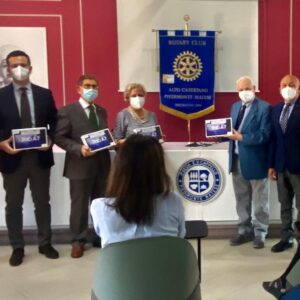 rotary-alto-casertano-dona-tablet-scuola-1
