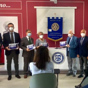 rotary-alto-casertano-dona-tablet-scuola-2