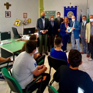 rotary-alto-casertano-dona-tablet-scuola-4