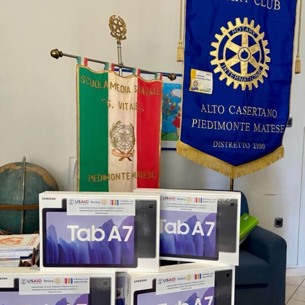 rotary-alto-casertano-dona-tablet-scuola-6